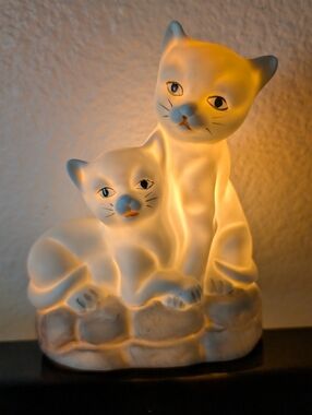 Vintage Flambro Porcelain White Cat Kittens  Night Light Made In Taiwan 1980s